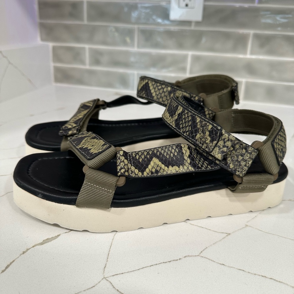 Vince Carver Platform Sandals. Women’s size 8.5 M. Color Green/Black Snakeskin